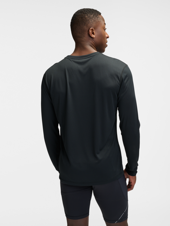 nwlBEAT T-SHIRT L/S, BLACK, model