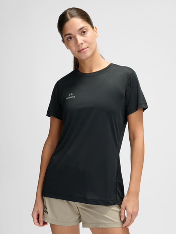 nwlBEAT T-SHIRT W, BLACK, model